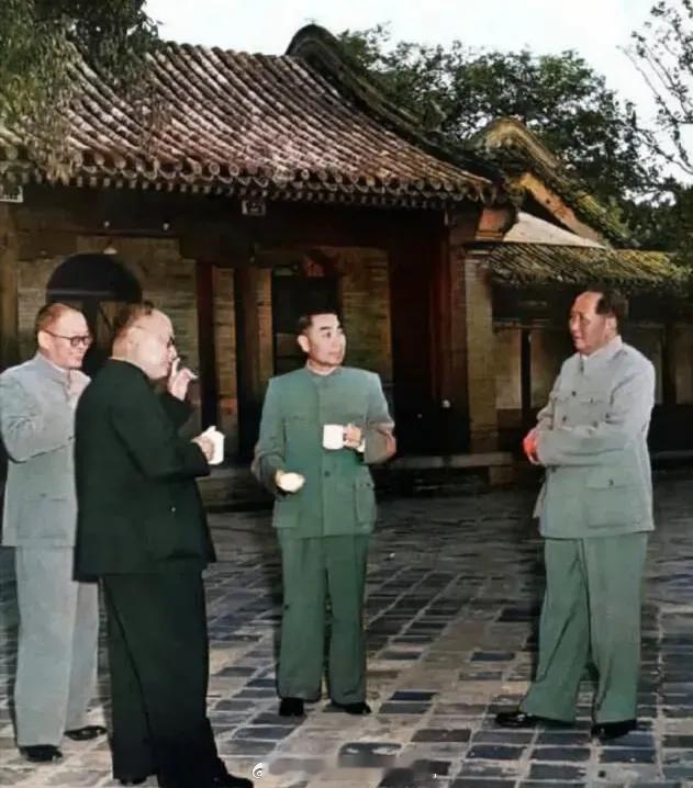 【伟人风采，经典照片分享】这张照片很形象很生动很有趣，左二左三手里各拿着一个水杯