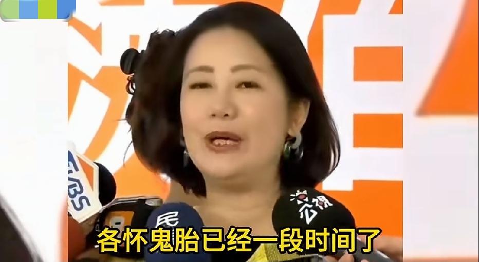 吴思瑶评论说蓝白合，是他们各怀鬼胎。
她说，首先，蓝白合是因为利益合在一起，但是