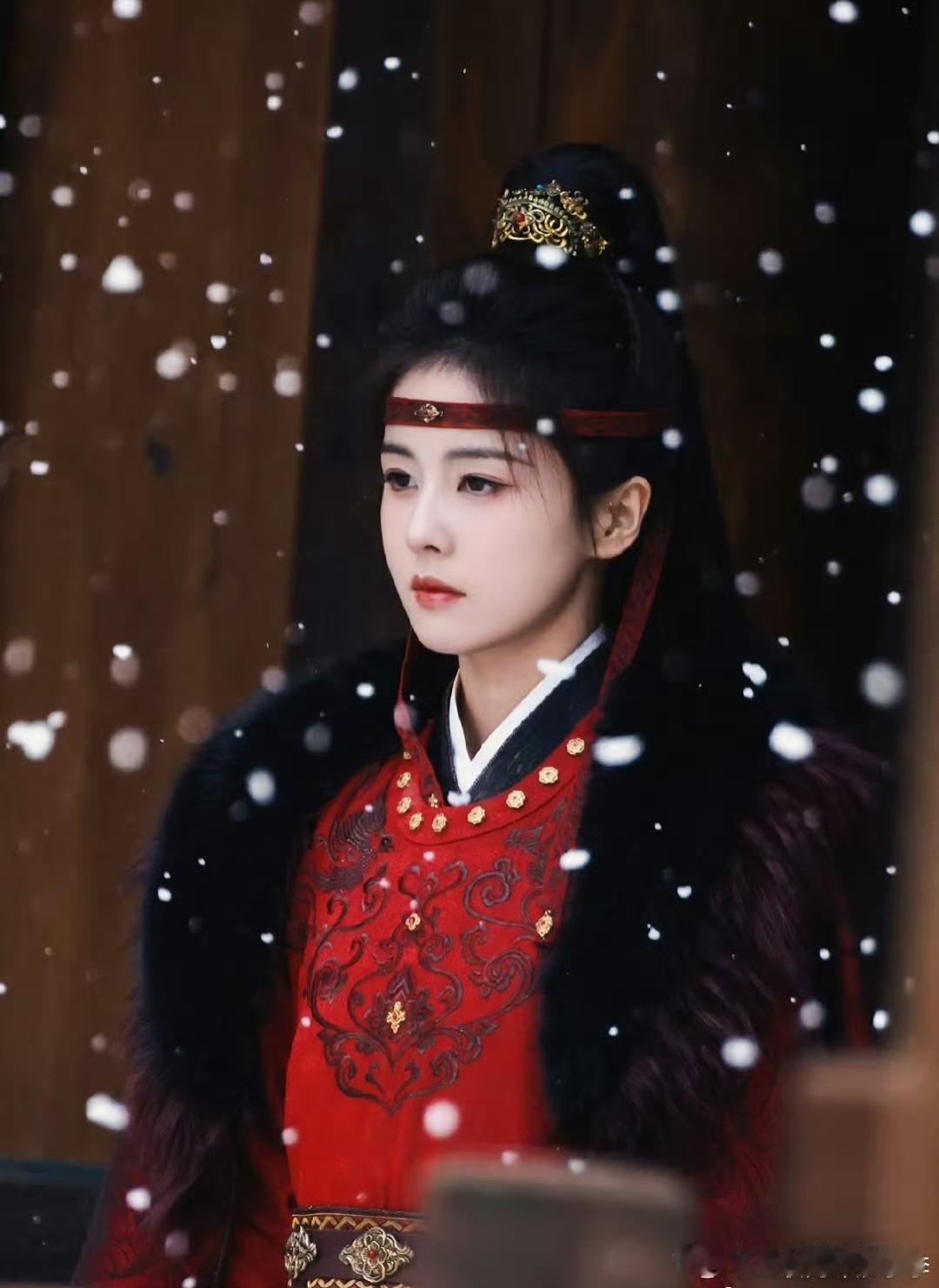 哪个天才想出的给白鹿带抹额的啊！适配度满分！[送花花]红衣、抹额、高马尾、大雪，