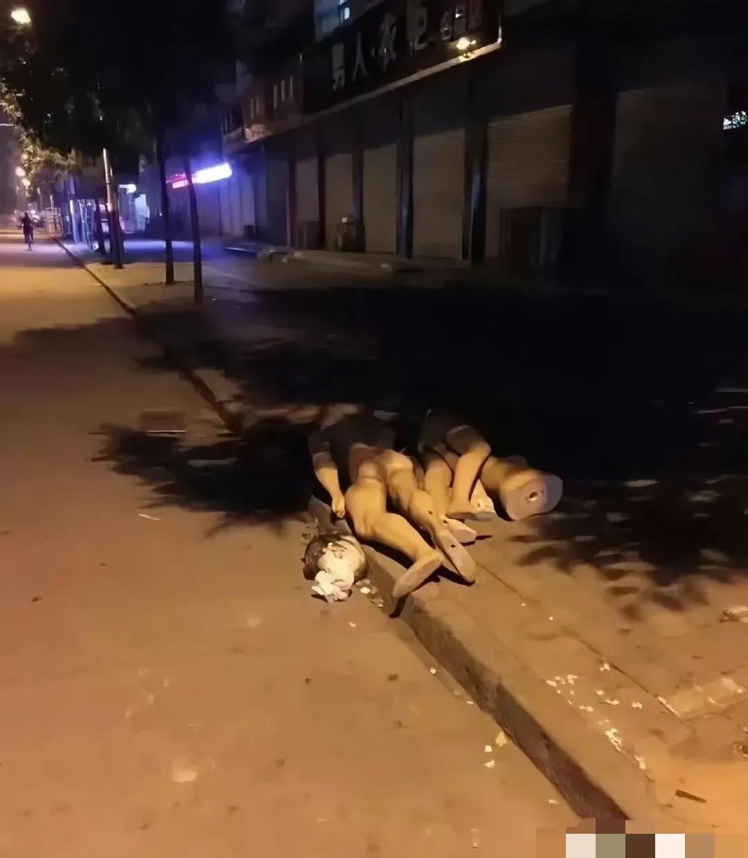 咱就说，现在走夜路，也是需要一定的胆量哈！幸好有路灯，不然不吓得尖叫？