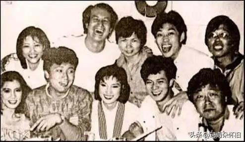 图说·翁美玲👉一张尘封的老合照，藏着翁美玲最温柔的时光。在这张TVB群星云集的