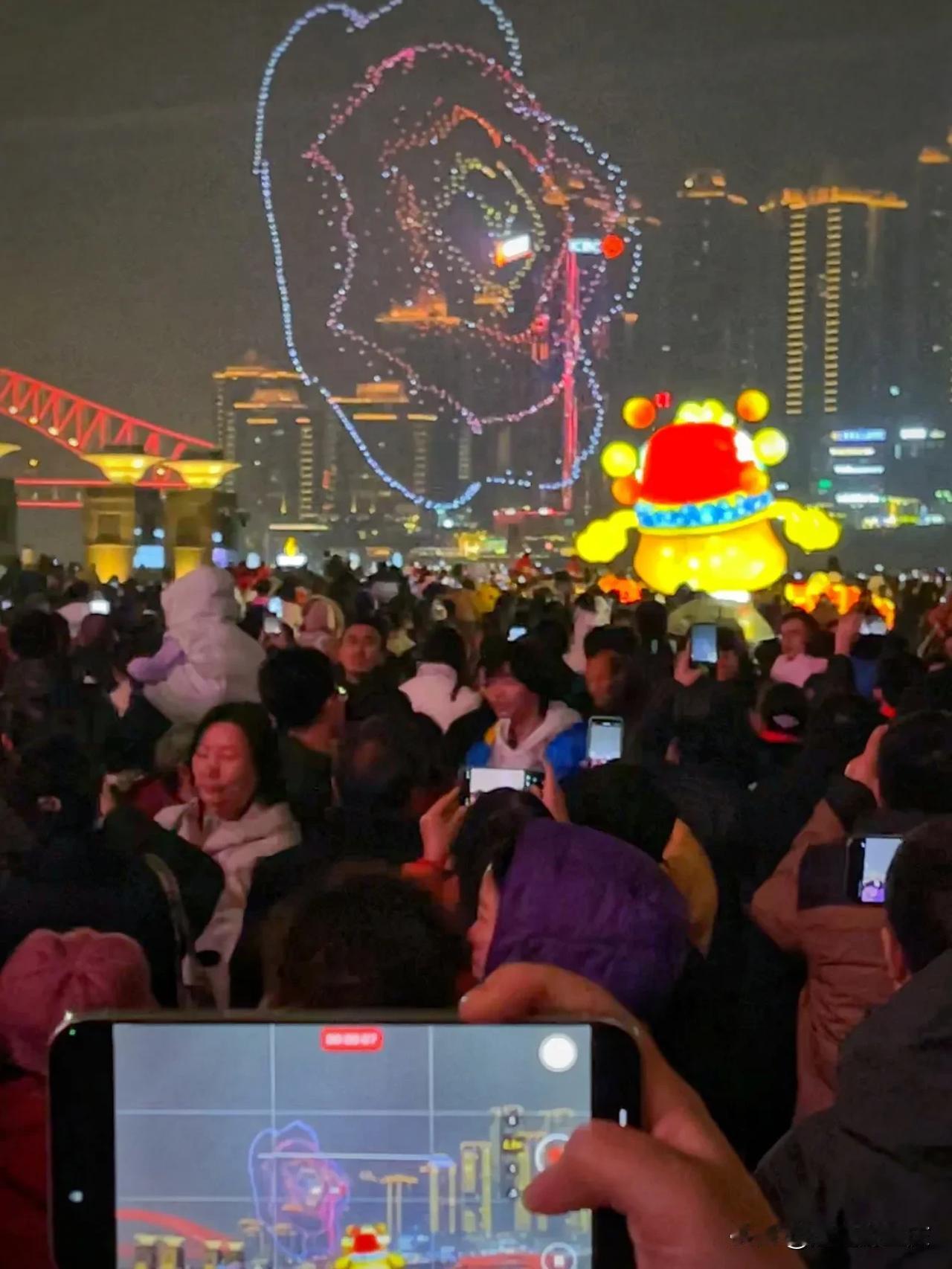 实力宠粉！新年重庆朝天门广场观无人机表演人气火爆热闹！
实力宠粉！正月初二，重庆