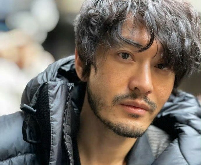 黄晓明觉得自己40岁前很傻黄晓明觉得自己40岁之前很傻，过了40岁之后经历了一些