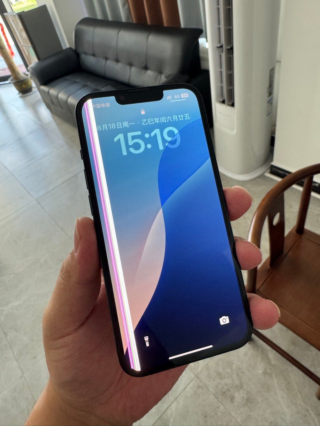 朋友iPhone花屏了也没舍得换，用的难受也不换[允悲] ​​​