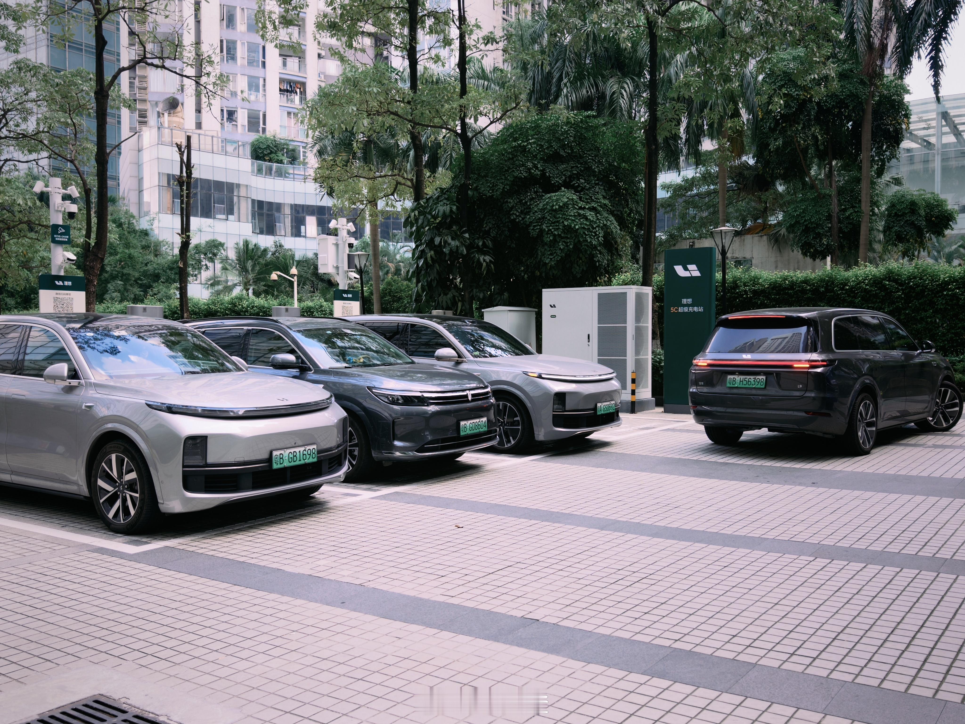 一个充电站，来的都是深圳车[笑cry][笑cry][笑cry]不离开广州都感觉是