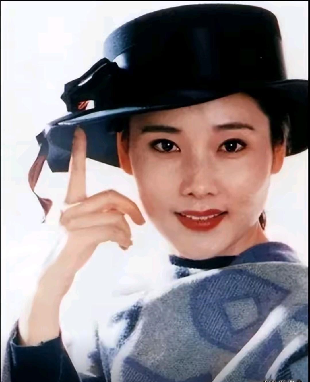 车上聊医美，宁静一句话让何赛飞笑出声。
她夸何赛飞“从小美到大”，这话说得比任何