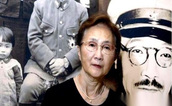 我跟你说个画面，你品品。
一个女人，站在抚顺的万人坑前，看着那些密密麻麻、发着白