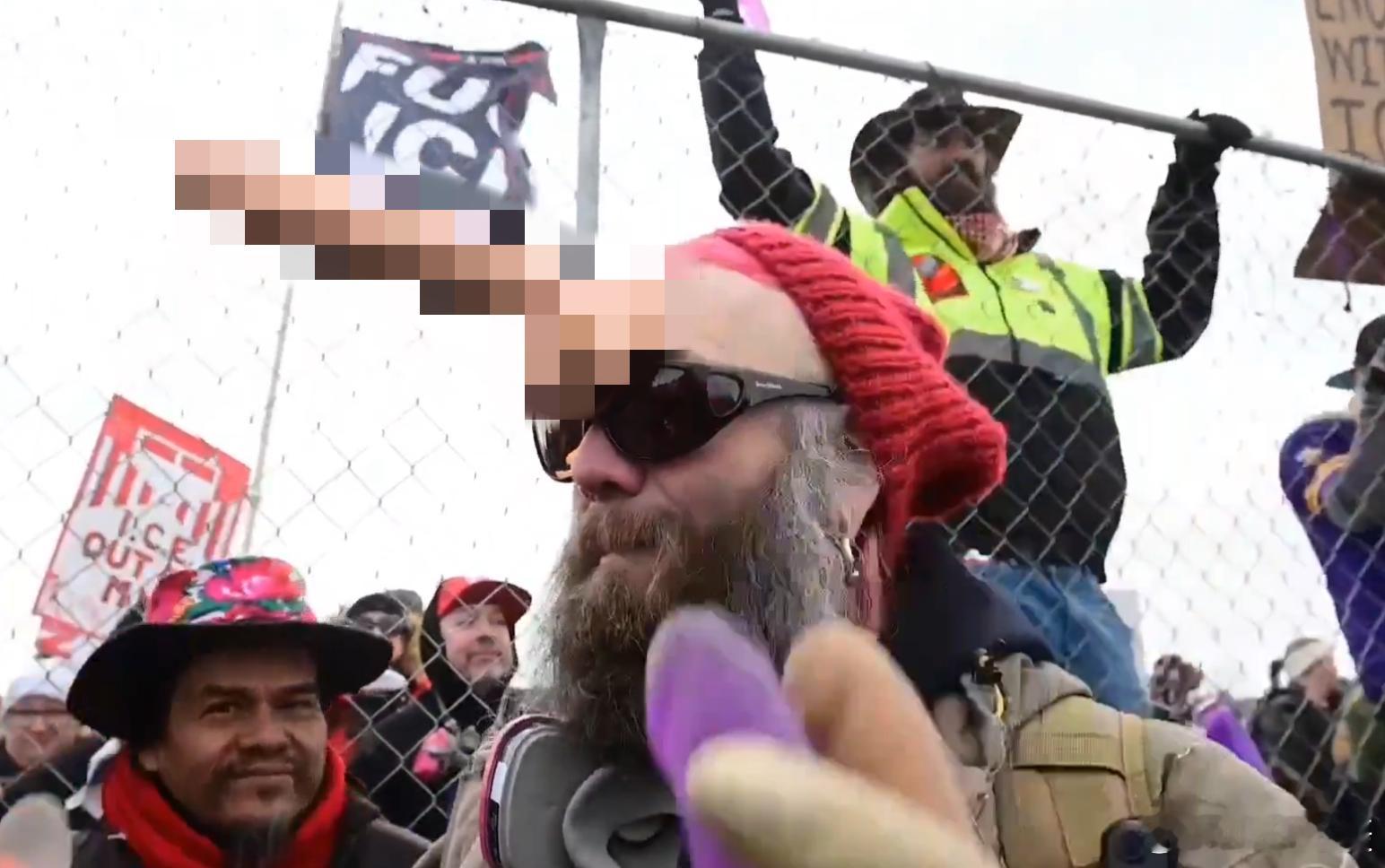 稍早画面！据当地记者：在明尼阿波利斯反ICE的活动中，一名男子头上戴着一种柱状硅