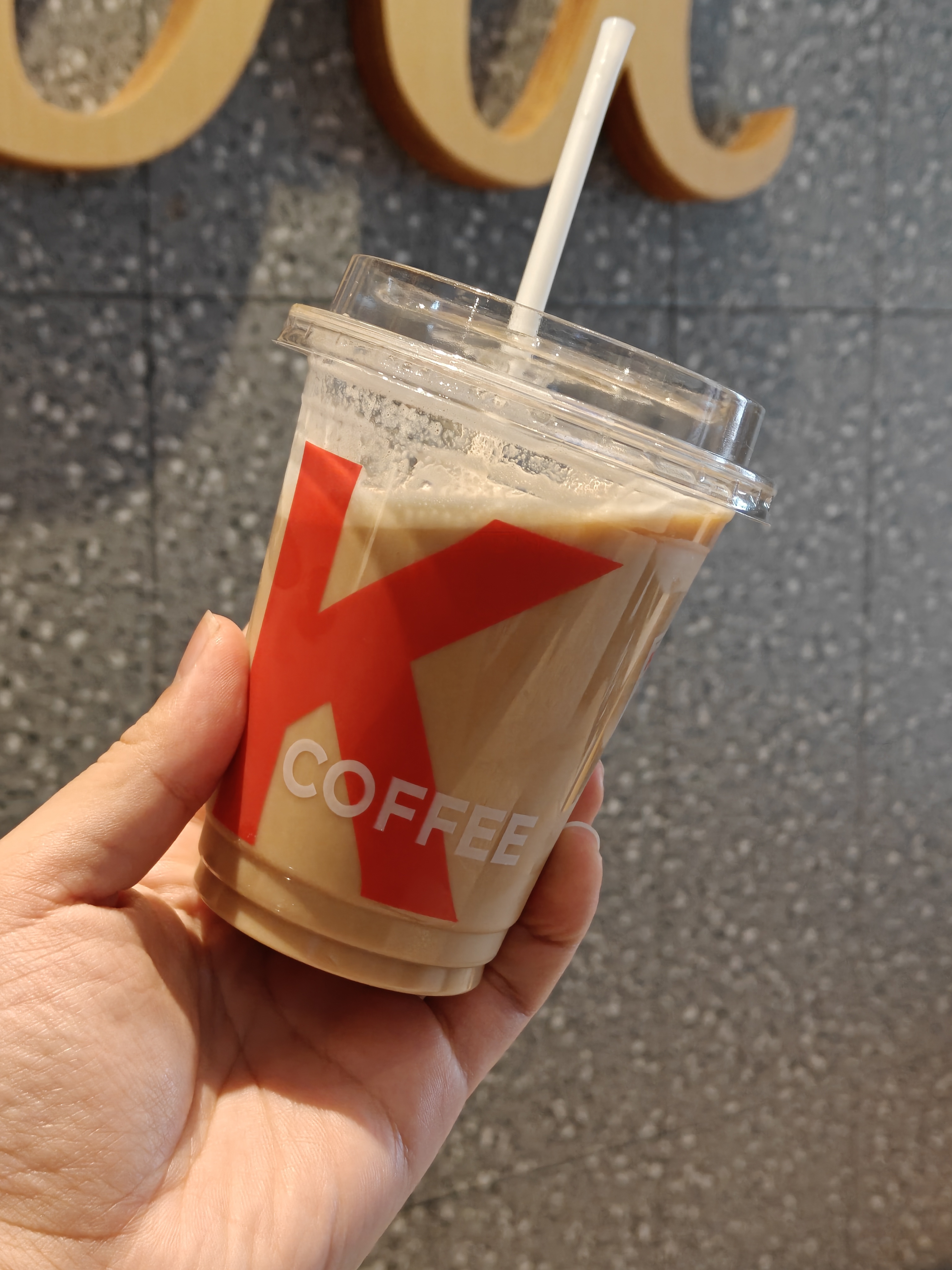 这么多年过去了，我以为会改善改善，然并卵。肯德基的咖啡依然这么难喝🤌🏻 