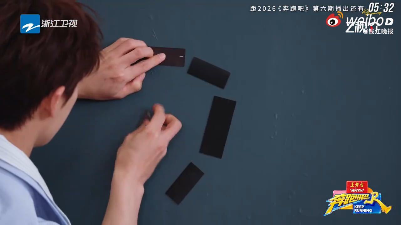 李昀锐拼蚊香还原度绝了李昀锐拼蚊香稳稳拿捏住了奔跑吧拼形识意游戏里，李昀锐看到“