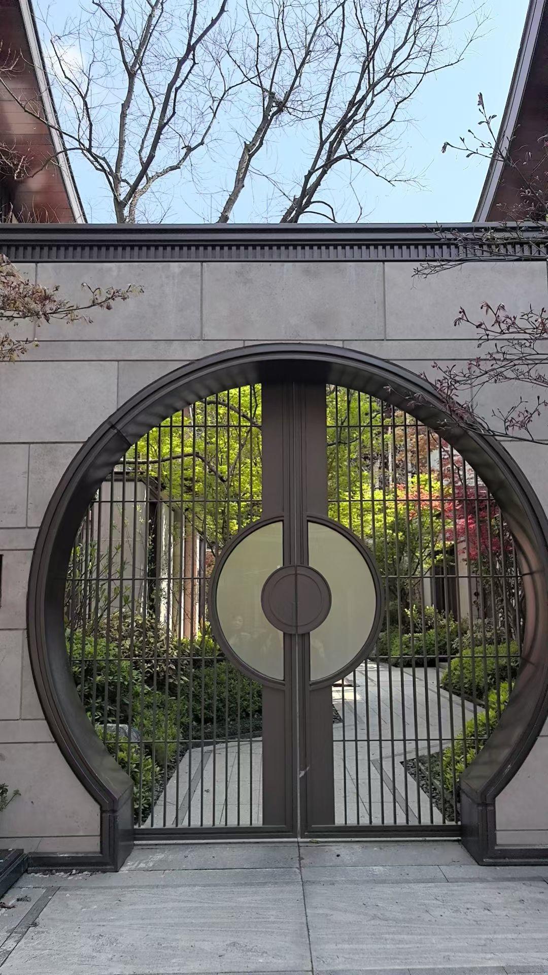 男人喜欢美女，就像女人喜欢漂亮的衣服一样。不但心里痒痒，而且还有上手的冲动。
