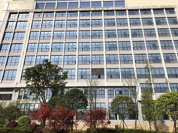 2019年，四川一名校长，因学生调皮，扇了他几巴掌，被孩子母亲逼着赔礼道歉。不料