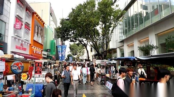 韩国那边，有人上街了。
横幅拉得老长，口号喊得震天响，核心思想就一个：别让中国人