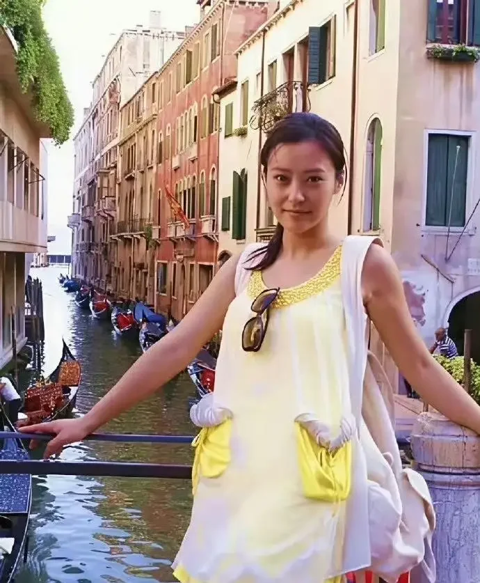 郝蕾年轻时无美颜、滤镜的生图。