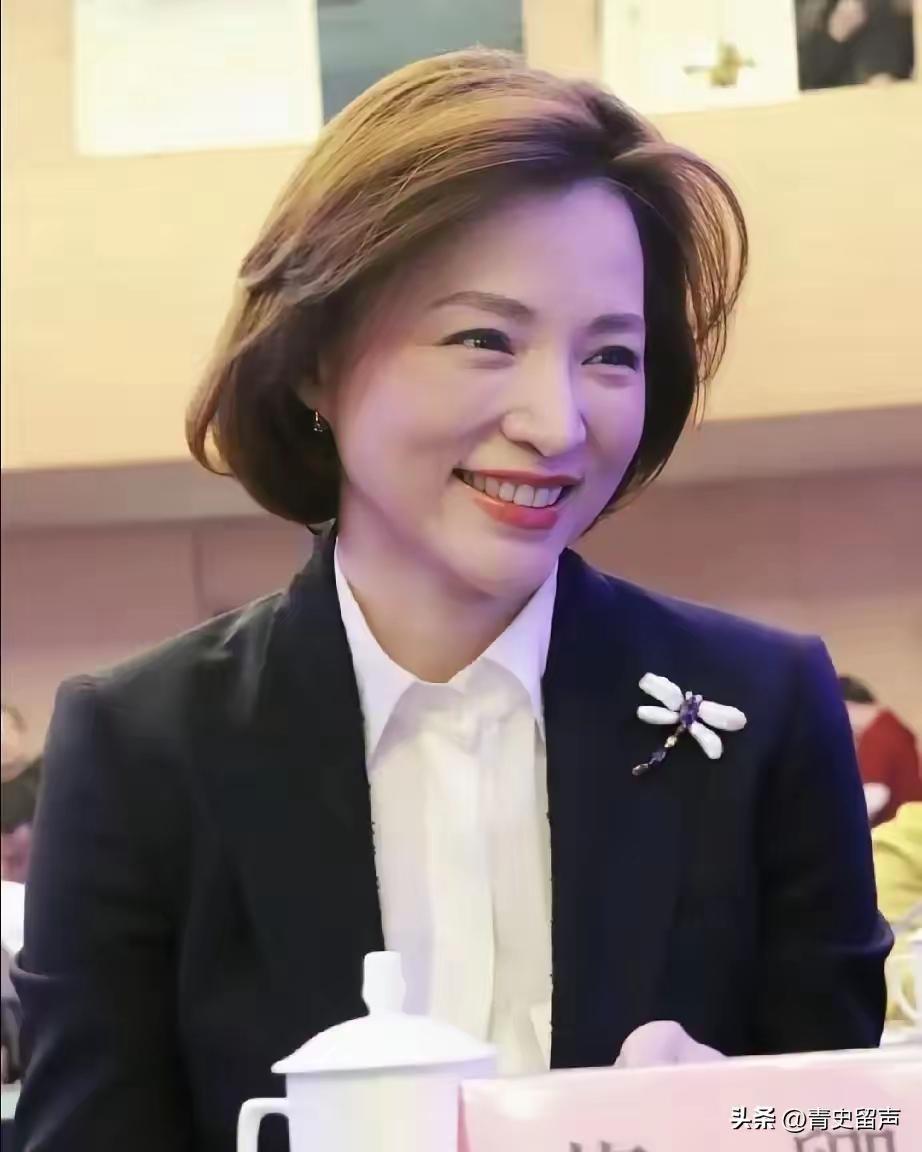 今年春天，董卿送走了患癌7年的母亲。同一时间，她的丈夫、百亿富豪密春雷，已经失联