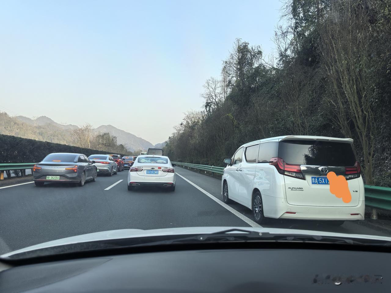 应急车道行车人为造成高速拥堵，建议一律罚款2000元，并建立举报机制应急车道行车