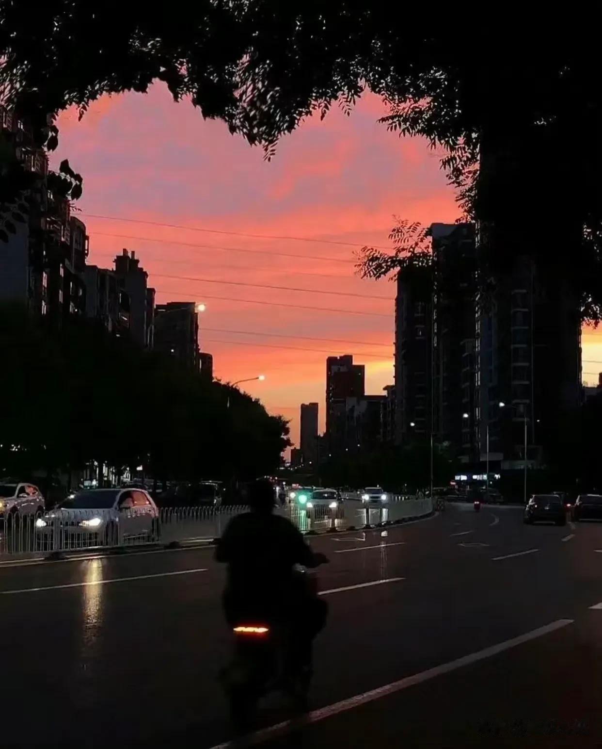 这段话真的好浪漫，值得慢慢听！
“日落是免费的，春夏秋冬也是，不要觉得人生那么无
