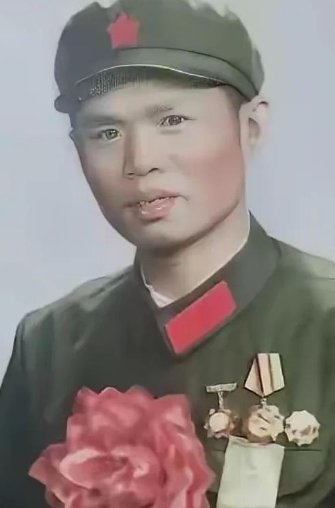 1982年，在越战中立下一等功的龙洪春，坚持娶一个入狱的女工，被取消军校保送，两