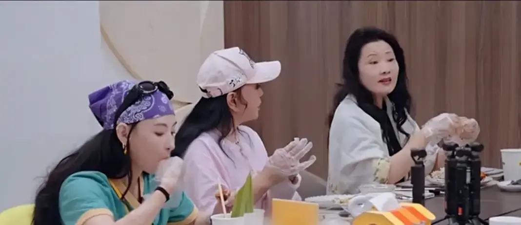 七十五了，还说自己“领先时代”？

何赛飞在饭桌上直接怼了回去：“你逞什么能啊你