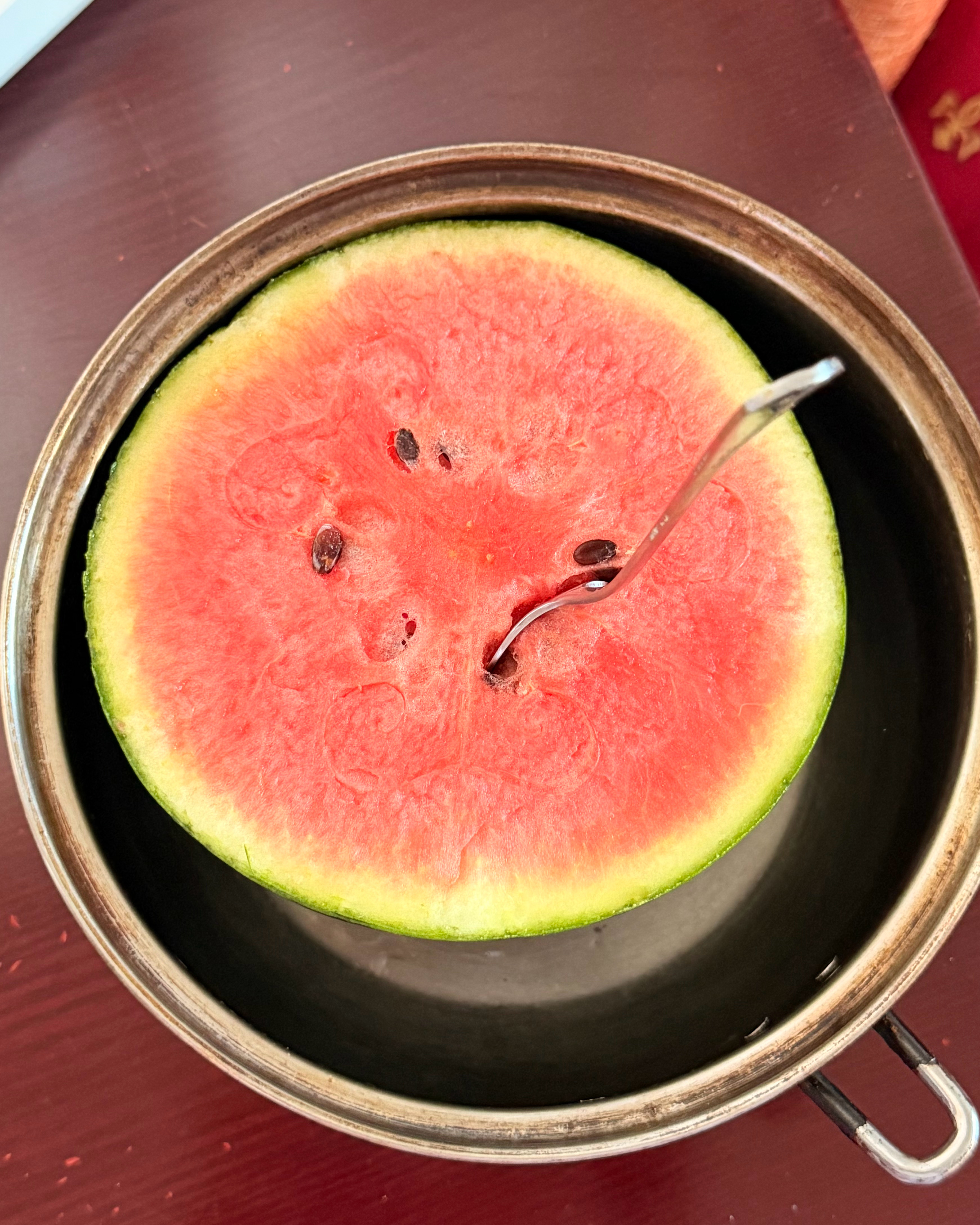 下班后吃半个西瓜然后再拆一下新买的手作球然后再拆一下薯片山快递 哎 舒服了 