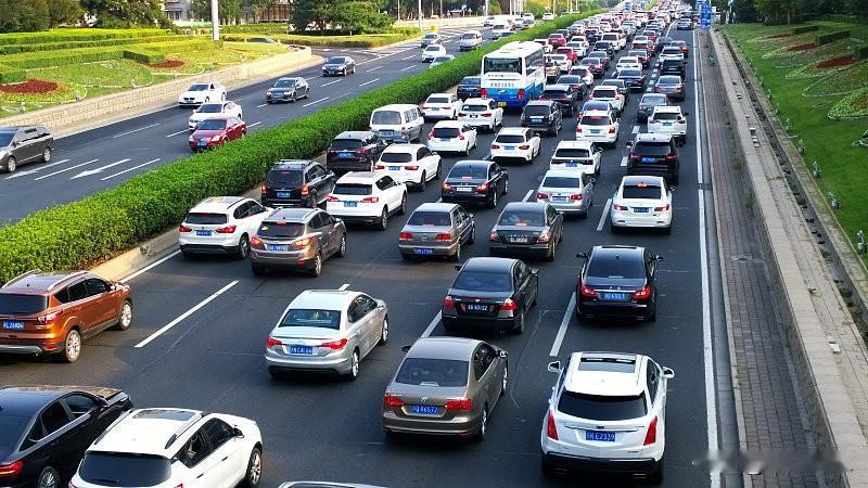 公交线路的衰落究竟源于何处? 公交线路衰落是多方面因素导致的。
私家车保有量不断