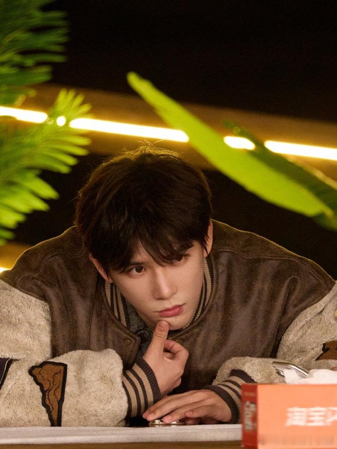 王安宇的嗓子里藏了一头牛吧！被黄景瑜按得痛到发出牛叫，身体扭成麻花还不忘吐槽自己