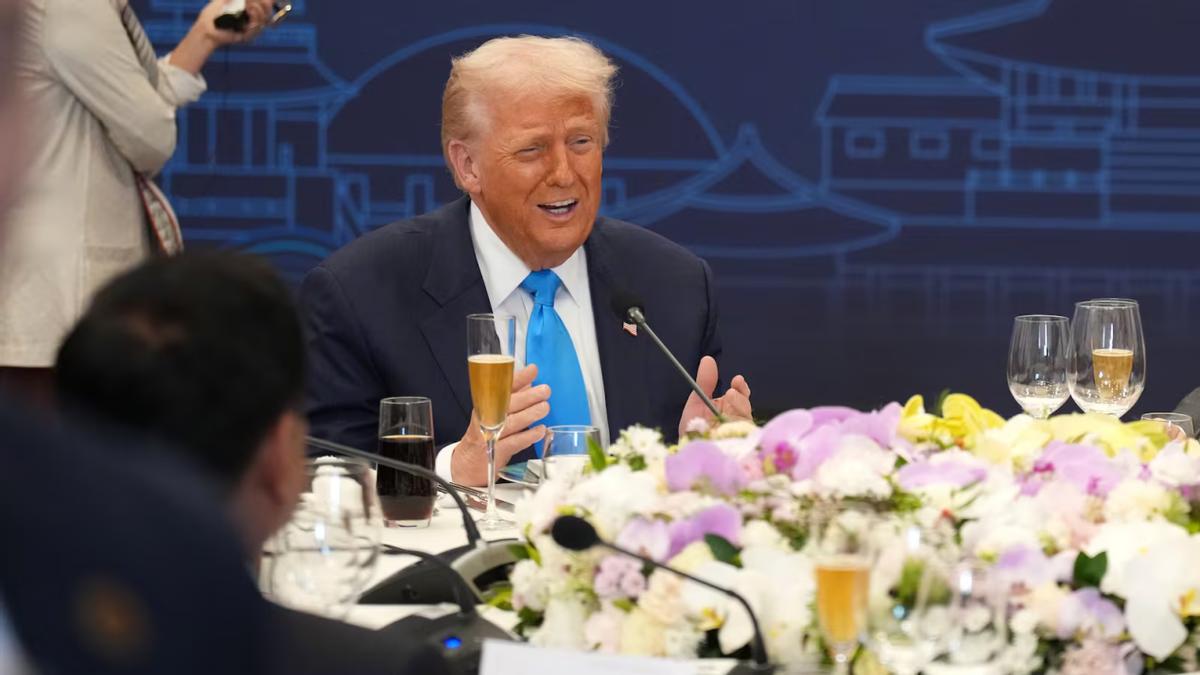 难怪见完中方就立马回国，原来特朗普在韩国吃不饱




特朗普，在韩国没吃好。