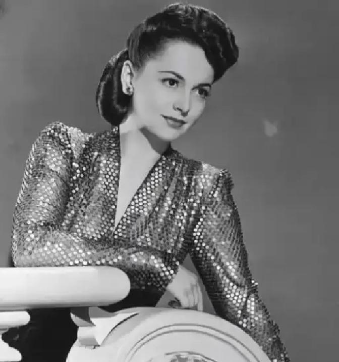 1954年，挪威首相夫人弗娜访问苏联，临行前与年轻人贝尔雅可夫相处了一晚。殊不知