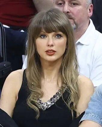 Taylor Swift 最近去看球了，她的新照释出引发关注，她真的很冻龄！
跟