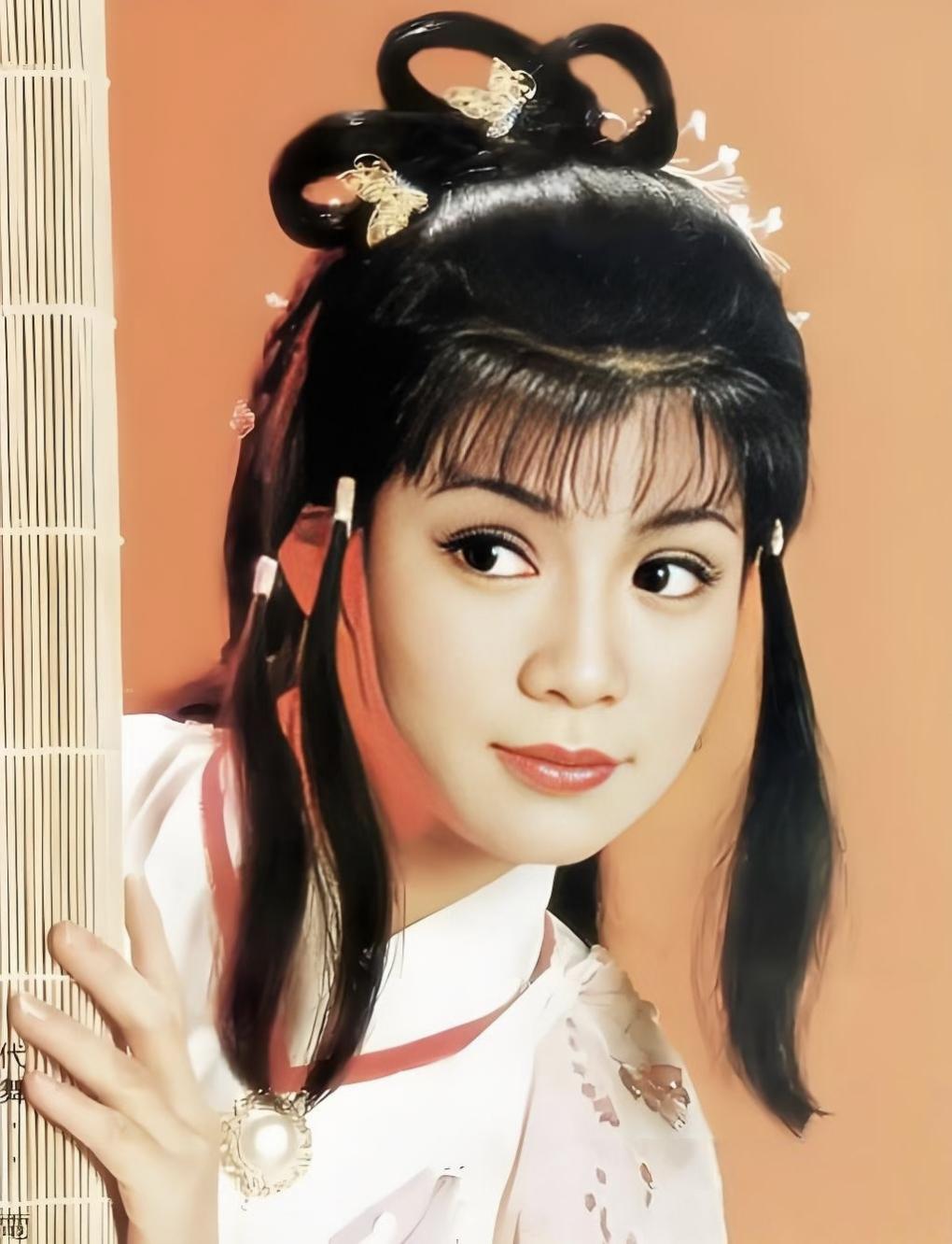 提到金庸笔下的黄蓉，那个机智过人、古灵精怪又美艳不可方物的形象便跃然纸上。而在众