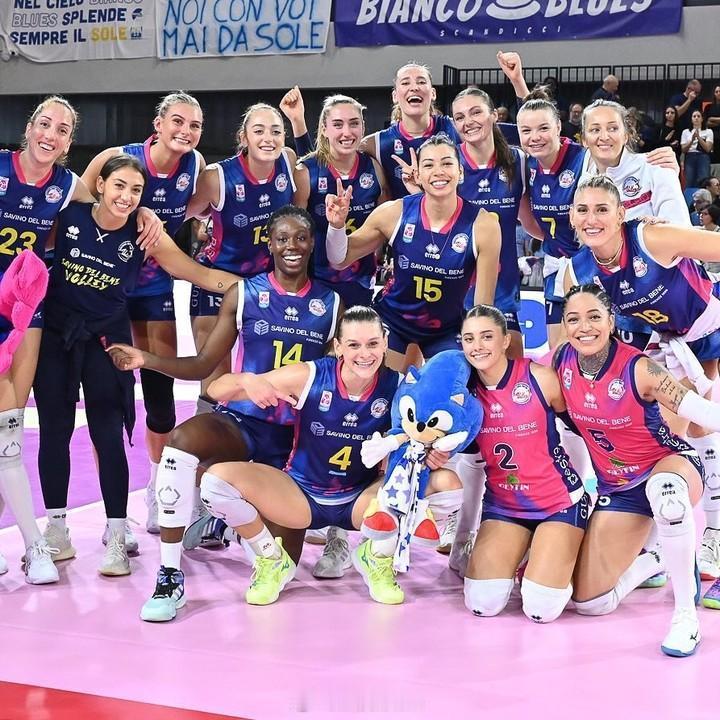 女排[超话]  斯坎迪奇3-2逆转战胜了米兰: 20-25, 25-21, 22