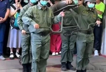 世界上最好当的士兵就是中国台湾省的“草莓兵”，等解放台湾的号角一吹响，他们只要调