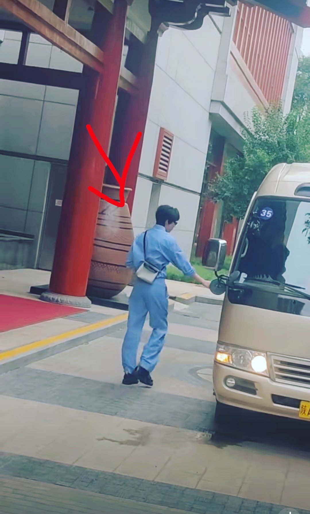 刘宇宁街头等车被围观热点现场 看了半天车，我还以为宁哥没有下来，结果这个蓝衣服就