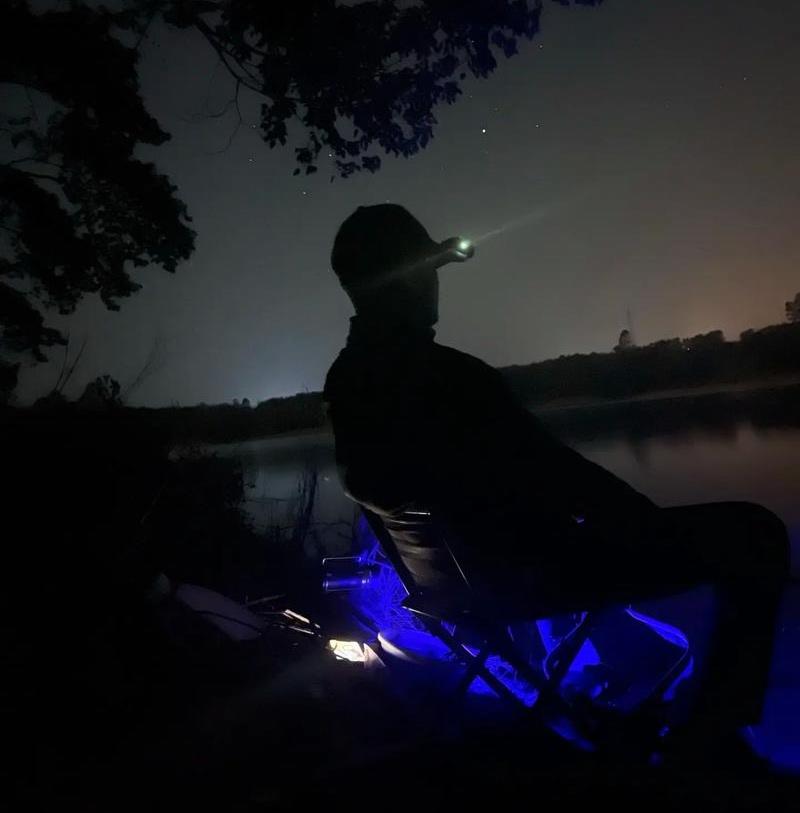 去年水库夜钓。一开始，离我约莫五六十米远的地方也有几个钓鱼佬，能看到他们的夜光漂