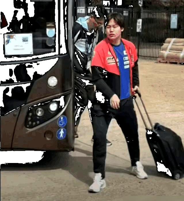 馆里只有十来度，他照样短袖上阵，像对冷没有知觉；颁奖时抱着银盘，脸硬得像刀背。