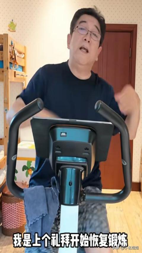 水均益晒健身视频我不意外，
意外的是他身后那张高低床。
63岁的水哥满头大汗蹬单