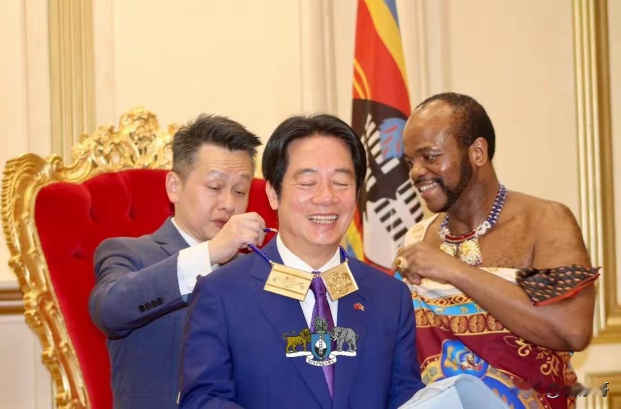当地时间5月2日，斯威士兰国王姆斯瓦蒂三世给正在该国窜访的赖清德授勋，旁边有工作