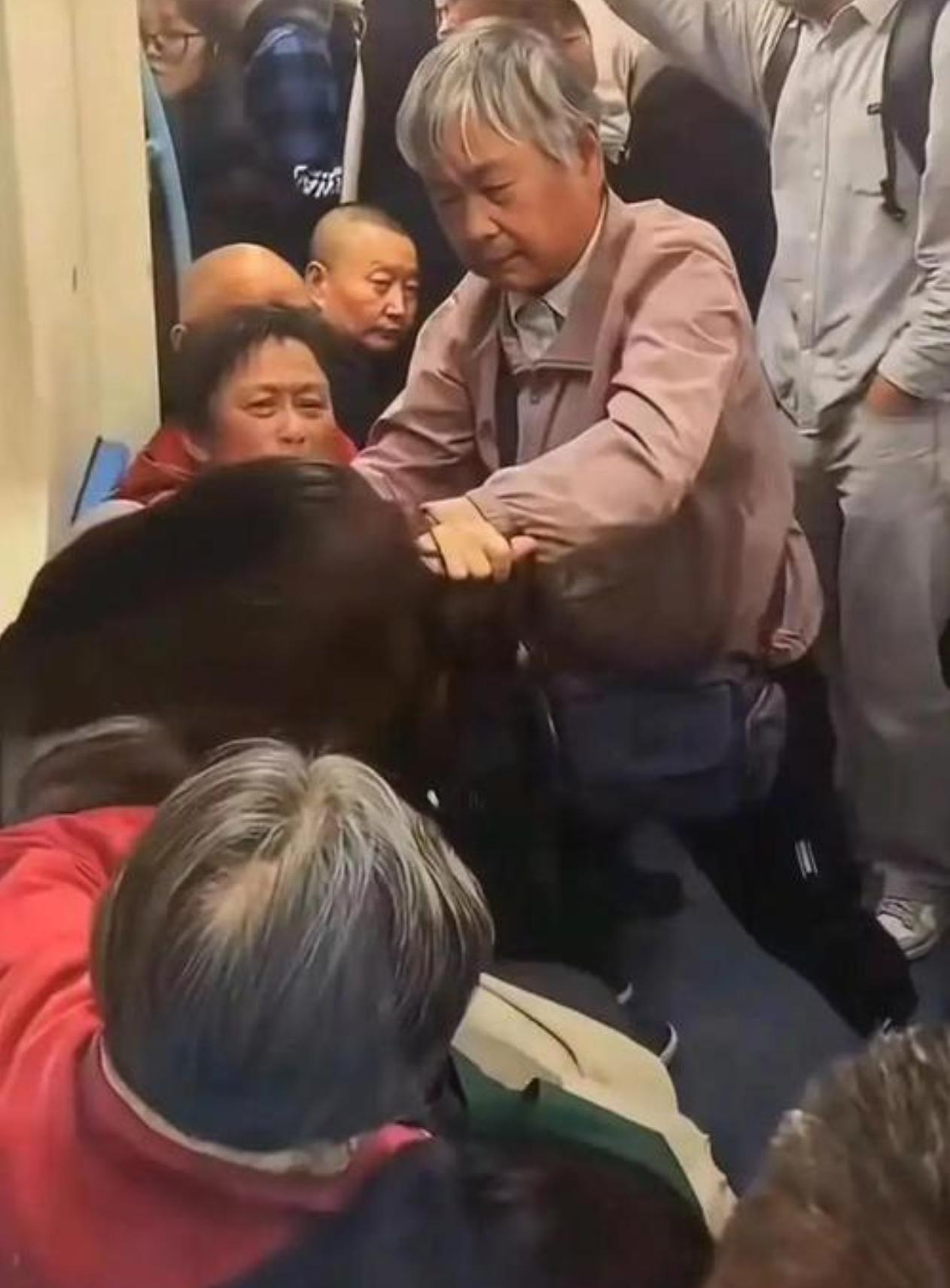 今天刷到上海地铁那段视频，直接给我看破防了。

一个白发老太死死钳住人家，另一个