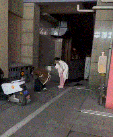 网友：良好市民，还知道往下水道里吐！