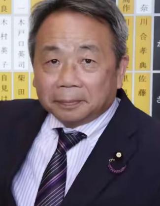 在100多名议员集体“拜鬼”的时候，不少人在里面发现了一个十分扎眼的身影，他就是