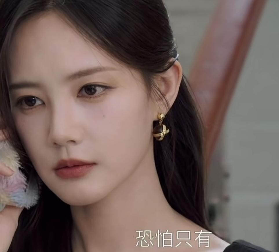 电视剧《美人余》播出了，女主角余梦是位富家千金，由李一桐出演。
余梦的老公叫狄立