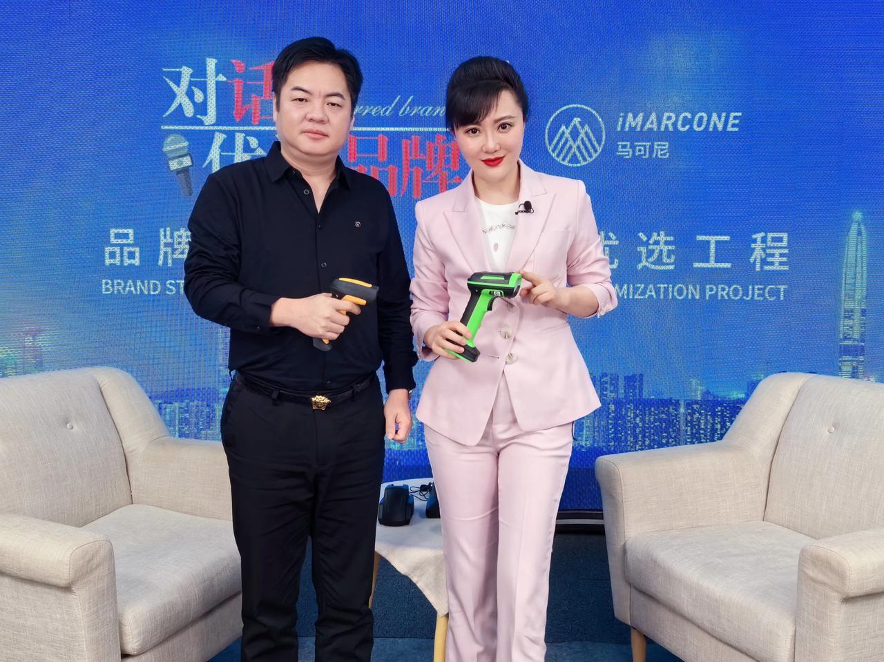 跟我同龄的胡总，是某物联科技有限公司的总经理，从事条码阅读器行业15年，其中，在