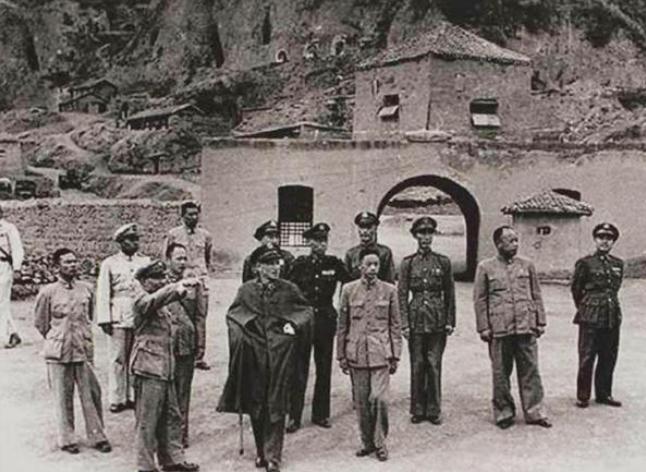 1947年，蒋介石来到延安，问一过路农民：你可见过毛主席？谁想到，老农民的一番话