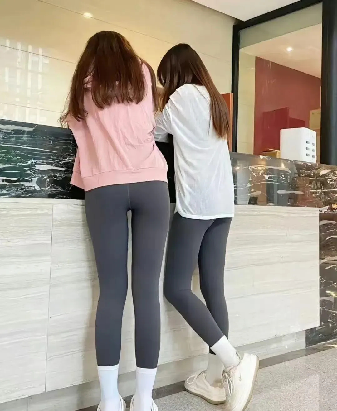 瑜伽裤这样穿迷人 