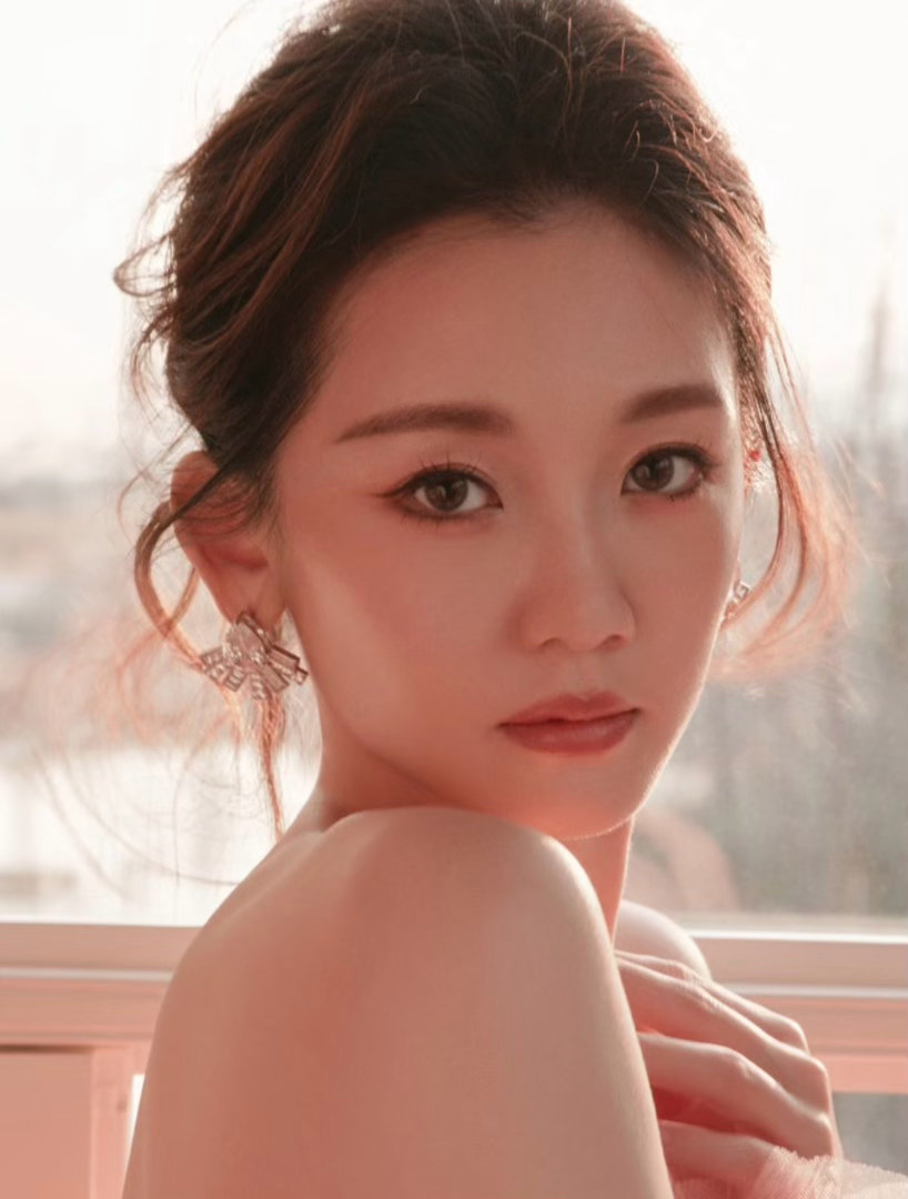 郑恺晒儿子迷惑行为苗苗，内地女演员，毕业于北京舞蹈学院，凭借电影《芳华》何小萍出