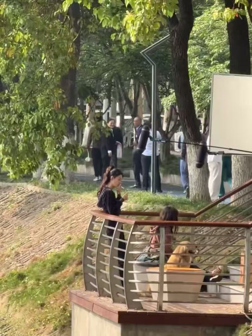 孙怡新片抽烟路透孙怡吸烟路透孙怡新片抽烟路透来啦！高马尾造型好酷，姐感拉满了！ 