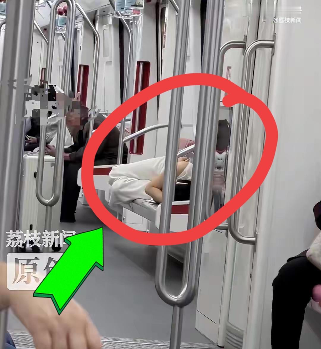 “太不雅观了”南通地铁一号线有两名女子吸烟，其中一人吸完后竟然还躺卧在座椅上，这