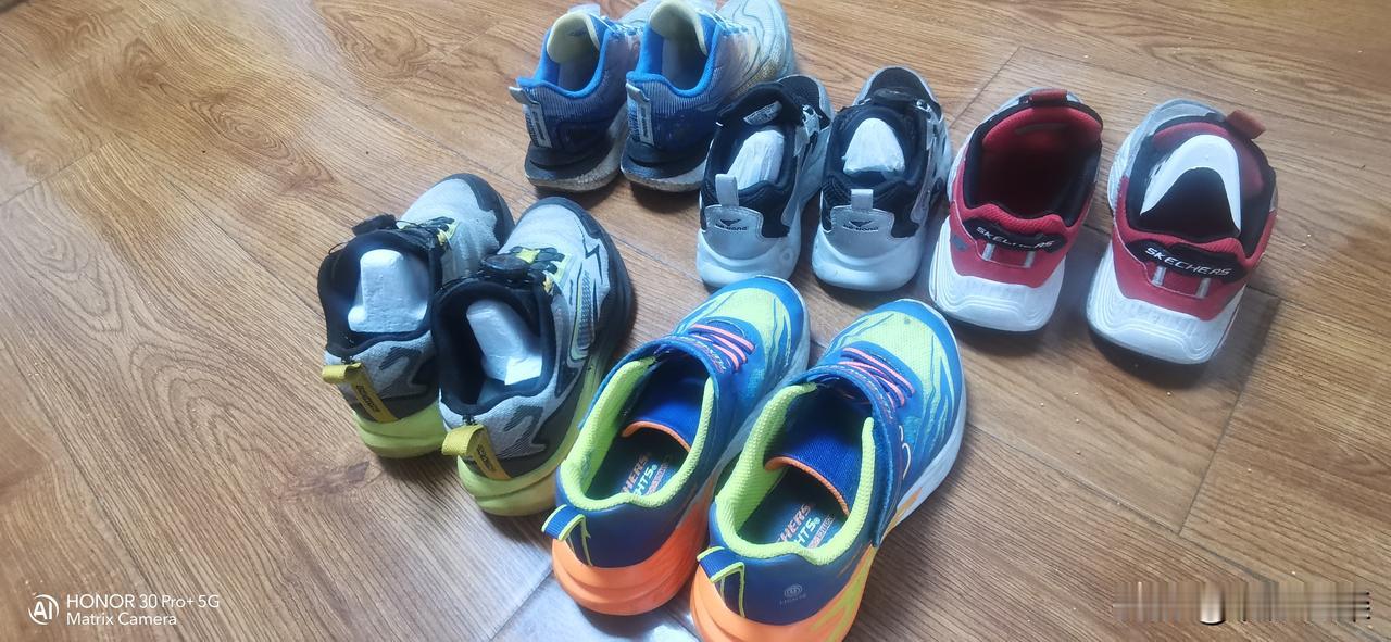 内心忐忑的发出这个小作文，希望不被喷。
    都知道小孩子长的快，鞋子换的更快
