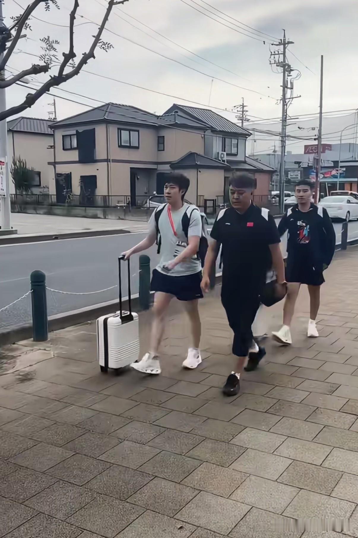 莎莎大头都是这么走去搭班车上训的！
天都黑了，莎莎大头和队友们才下训，还没有专车
