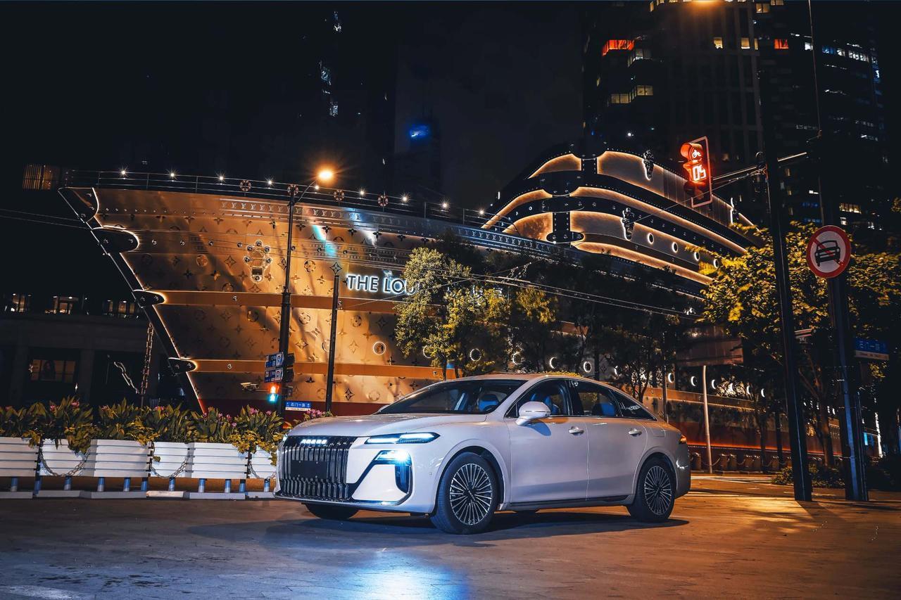 昨晚美股这波操作真是绝了，道指狂飙600点，英伟达却崩盘暴跌7%，市值一夜蒸发8